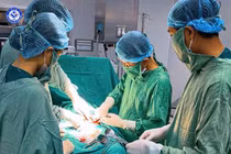 “Thách thức kép” cứu sản phụ và song thai rau cài răng lược trên vết mổ cũ