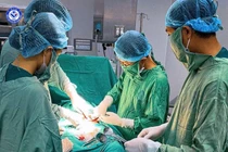 “Thách thức kép” cứu sản phụ và song thai rau cài răng lược trên vết mổ cũ