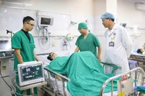 Cứu sống nam bệnh nhân sốc đa chấn thương do nhảy cầu Bãi Cháy