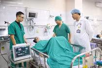 Cứu sống nam bệnh nhân sốc đa chấn thương do nhảy cầu Bãi Cháy