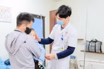 Đau bụng quanh rốn, bé 3 tuổi ung thư tinh hoàn, di căn gan, phổi