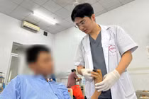 Nỗ lực cứu ngón tay bị lóc da hoại tử cho thanh niên 18 tuổi