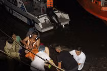 Vượt biển xuyên đêm giông bão cứu sản phụ khó sinh từ đảo về đất liền