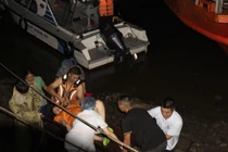 Vượt biển xuyên đêm giông bão cứu sản phụ khó sinh từ đảo về đất liền