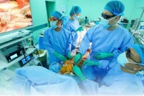 Nội soi 3D thay van động mạch chủ kết hợp bắc cầu nối động mạch vành