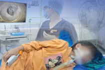 Đang vui chơi bé gái 7 tuổi nuốt phải dị vật mắc tại dạ dày