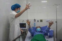 Thả 4 vòng xoắn kim loại nút túi phình mạch não cho cụ bà 90 tuổi