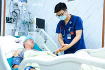 Bác sĩ mách cách tắm an toàn trong kỳ nghỉ lễ tránh đột quỵ