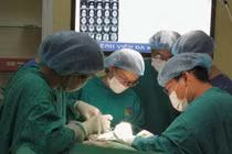 Chịu đựng khối u tuyến nước bọt mang tai 7 năm vì sợ liệt mặt