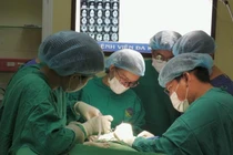 Chịu đựng khối u tuyến nước bọt mang tai 7 năm vì sợ liệt mặt