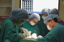 10 năm chịu đựng khó nuốt không ngờ xương mỏm trâm thái dương dài bất thường