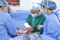 Bé trai chào đời khỏe mạnh sau ca can thiệp tim bào thai thành công 