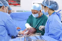 Bé trai chào đời khỏe mạnh sau ca can thiệp tim bào thai thành công 