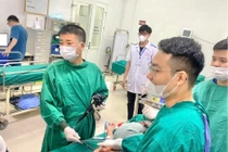 Lấy khối u lớn 3 cm ở thực quản mà không cần phẫu thuật