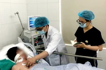 Sởi biến chứng nặng, hai người đàn ông phải hồi sức tích cực