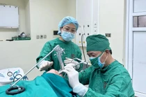 Phù nề kẽ phổi vì sặc quất hồng bì, để dị vật trong phế quản 10 ngày