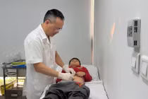 Nhiều phụ huynh hốt hoảng vì bộ phận sinh dục của bé 'biến mất'