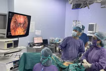 Cắt tử cung triệt căn, vét hạch chậu ung thư phụ khoa với sẹo mổ 5-10mm