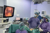 Cắt tử cung triệt căn, vét hạch chậu ung thư phụ khoa với sẹo mổ 5-10mm