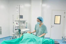 Người đàn ông gãy cổ xương đùi vì ngã đập hông xuống nền cứng 