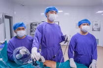 Nội soi lồng ngực trị máu đông màng phổi cho chàng trai trẻ