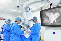 Tay run, yếu chàng trai 21 tuổi mắc bệnh hiếm, não tụt xuống cổ