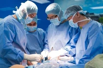 Khớp gối nhân tạo bị “trôi” khỏi ổ khớp, biến dạng chân, mất vận động