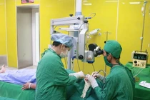 Bảo tồn mắt do đá bắn vào gây đứt lệ quản, đồng tử giãn