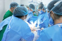 Xử lý kịp thời thai nhi bị dây rốn quấn cổ, thắt nút