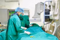 Uống rượu, người bệnh ung thư gan khối u 10cm vỡ, mất máu cấp