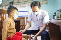 Xoay cẳng chân 180 độ, tạo khớp gối mới cho bé 5 tuổi