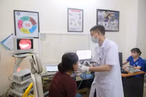 Treo dây thanh cứu người bệnh liệt dây thanh sau mổ tuyến giáp