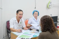 Vú cứng không đau, đắp cao không hết, đi khám phát hiện ung thư