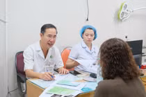 Vú cứng không đau, đắp cao không hết, đi khám phát hiện ung thư