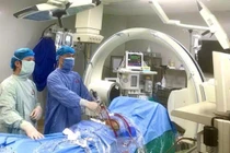 Trẻ 15 tuổi thoát vị đĩa đệm đốt sống thắt lưng nặng không thể nằm