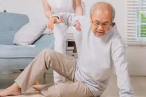 Rèn luyện thăng bằng giúp người cao tuổi giảm nguy cơ té ngã
