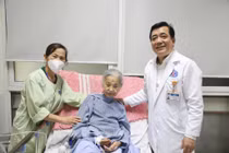 Đau bụng, chán ăn, cụ bà 95 tuổi bị u đại tràng chiếm toàn bộ lòng ruột