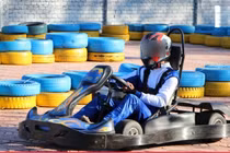 Vỡ tinh hoàn trái trong tuần trăng mật khi chơi đua xe Go – Kart