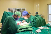 Máy cắt cỏ va vào đá cứng gãy lưỡi văng đứt bàn chân người đàn ông 43 tuổi