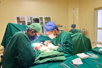 Máy cắt cỏ va vào đá cứng gãy lưỡi văng đứt bàn chân người đàn ông 43 tuổi