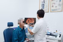 Vừa ăn vừa nghe điện thoại, người đàn ông 63 tuổi hóc xương cá nguy hiểm