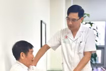 Tập thể thao sai cách, nhiều người trung niên bị thoái hóa khớp sớm