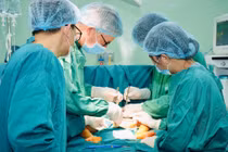 Chuyên gia quốc tế điều trị co cứng cơ cho trẻ bại não tại Việt Nam