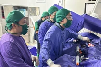 Đặt stent cứu cụ ông 66 tuổi đau bụng do phình động mạch chủ bụng