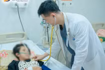 Nữ sinh 12 tuổi nguy kịch vì sốc sốt xuất huyết nặng