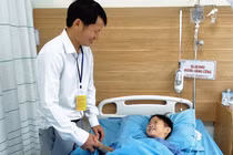 Đau chân sau ngã đá bóng, trẻ 10 tuổi bất ngờ phát hiện u xương đùi