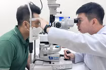 Sửa nhà đón Tết, người đàn ông 32 tuổi ngã xuất huyết kết mạc nghiêm trọng