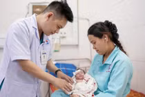 14 ngày cứu bé suy dinh dưỡng bào thai, tắc tá tràng