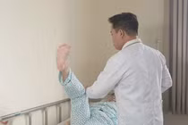 Suýt liệt chân vì thoát vị đĩa đệm ở tuổi 23