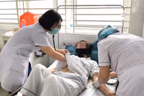 Người phụ nữ 43 tuổi chưa tiêm phòng sởi bị biến chứng hô hấp, tiêu hóa nặng